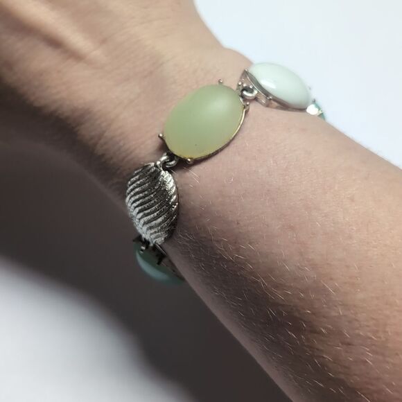 499 Liz‎ Claiborne Oval Silver and Green Stones Tennis Bracelet - Picture 1 of 4